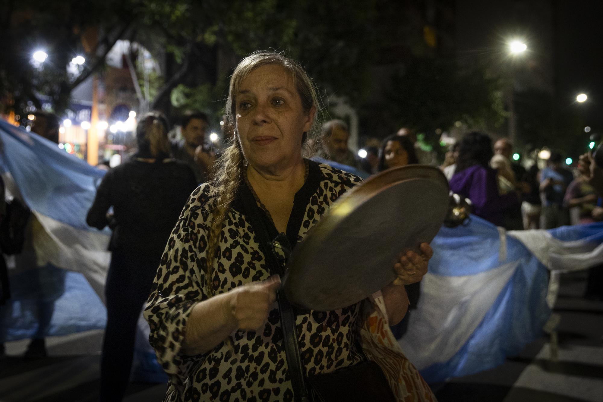 Cacerolazo para protestar contra el Decreto de Necesidad y Urgencia (DNU) anunciado por el presidente Javier Milei. - 20